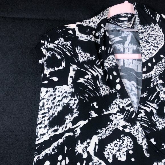 Chicos Womens Blouse Black White Abstract Easywear Faux Wrap Sleeveless 1 (M) - Picture 3 of 11